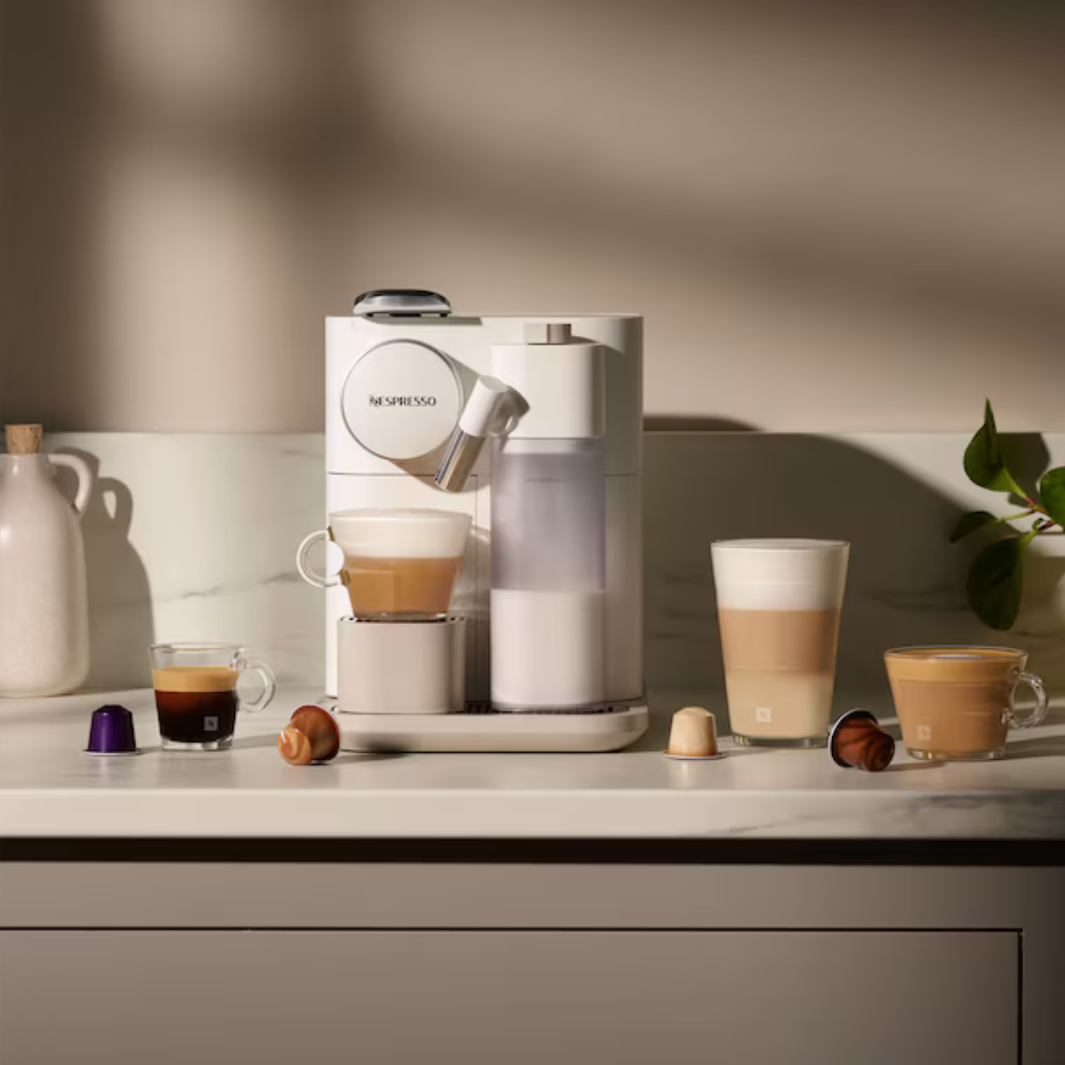 Nespresso Gran Lattissima EN 640.W by Delonghi, white